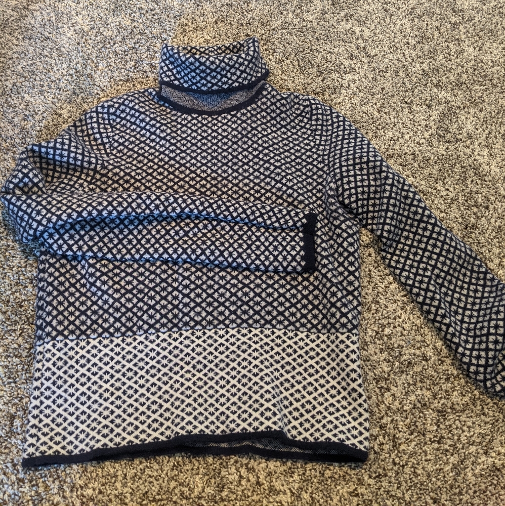 Patterned turtle neck